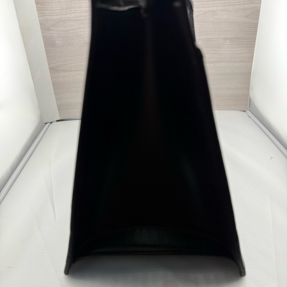 Louis Vuitton Black Riviera with Structured Design and Glossy Finish Leather - Picture 6 of 10